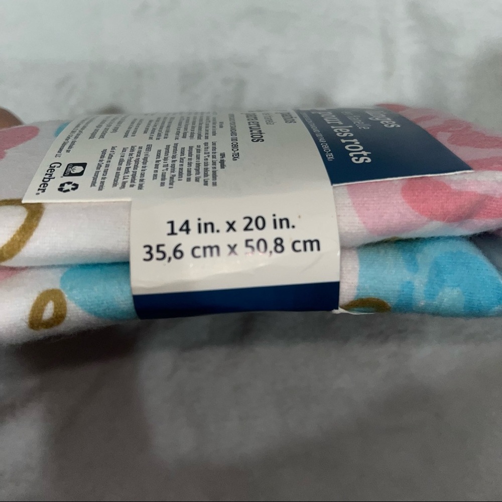 Gerber NWT 4 burp cloths - Picture 7 of 8